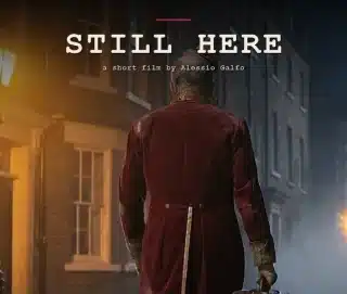 Una figura di spalle nella strada notturna di Still Here
